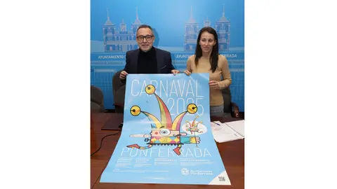 El concejal de Fiestas del Ayuntamiento de Ponferrada, Carlos Cortina, junto a la concejala de Deportes y Juventud, Eva González, durante la presentación de los detalles del Carnaval de Ponferrada 2025. Foto: César Sánchez.
