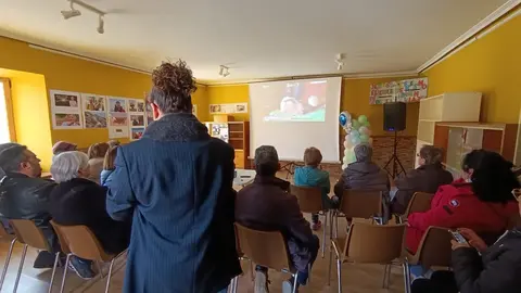 La localidad de la que es originario el aventurero leonés se vuelca con el acontecimiento y se cita en el local de la Hermandad para seguir el acontecimiento.2