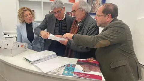 La Junta entrega 1.060 documentos tratados y digitalizados de Antonio Colinas a la Casa de la Poesía de La Bañeza.