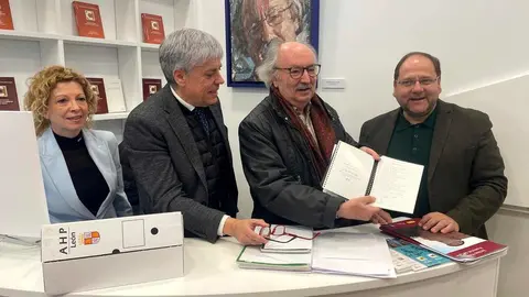La Junta entrega 1.060 documentos tratados y digitalizados de Antonio Colinas a la Casa de la Poesía de La Bañeza.