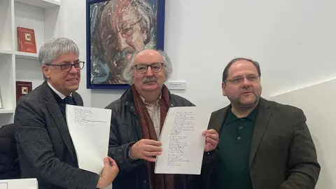 La Junta entrega 1.060 documentos tratados y digitalizados de Antonio Colinas a la Casa de la Poesía de La Bañeza.