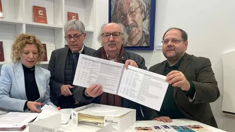 La Junta entrega 1.060 documentos tratados y digitalizados de Antonio Colinas a la Casa de la Poesía de La Bañeza.