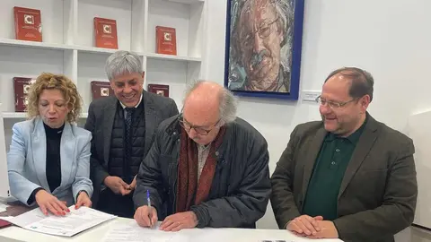 La Junta entrega 1.060 documentos tratados y digitalizados de Antonio Colinas a la Casa de la Poesía de La Bañeza.