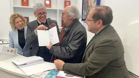 La Junta entrega 1.060 documentos tratados y digitalizados de Antonio Colinas a la Casa de la Poesía de La Bañeza.