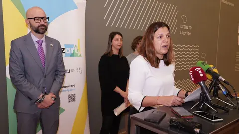 La directora de la Fundación Ciudad de la Energía, Yasodhara López (C), junto a la directora del departamento de administración y finanzas, Sara Fernández (D),  y el subdelegado del Gobierno en León, Héctor Aláiz, durante la presentación del evento 'Celebra Dinamiz Art-J' con el balance de la segunda edición de este programa y el anuncio del inicio de la tercera edición. Foto: César Sánchez.