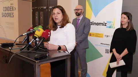 La directora de la Fundación Ciudad de la Energía, Yasodhara López (C), junto a la directora del departamento de administración y finanzas, Sara Fernández (D),  y el subdelegado del Gobierno en León, Héctor Aláiz, durante la presentación del evento 'Celebra Dinamiz Art-J' con el balance de la segunda edición de este programa y el anuncio del inicio de la tercera edición. Foto: César Sánchez.