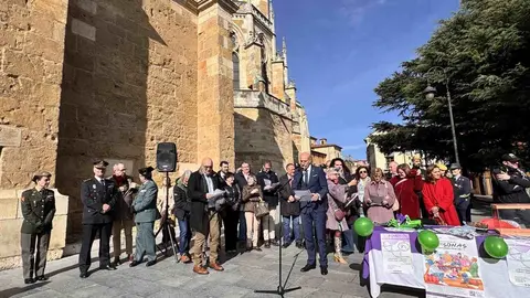 León se ha unido este viernes en la lucha frente a las enfermedades raras en dos convocatorias en el centro de la ciudad y en el campus universitario. Fotos: Ayto León