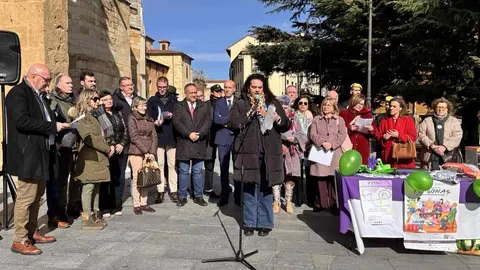 León se ha unido este viernes en la lucha frente a las enfermedades raras en dos convocatorias en el centro de la ciudad y en el campus universitario. Fotos: Ayto León
