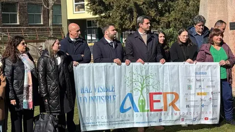 León se ha unido este viernes en la lucha frente a las enfermedades raras en dos convocatorias en el centro de la ciudad y en el campus universitario. Fotos: Ayto León