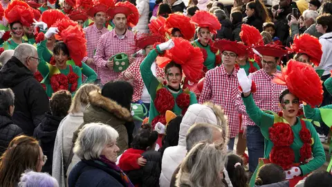 Las calles de Ponferrada se llenaron esta tarde de martes de Carnaval de alegría y color con el desfile que congregó a una veintena de grupos para disfrutar de la fiesta. Fotos: César Sánchez