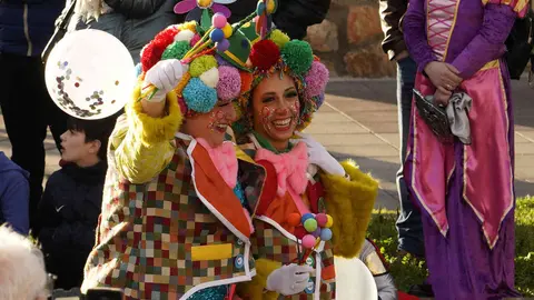 Las calles de Ponferrada se llenaron esta tarde de martes de Carnaval de alegría y color con el desfile que congregó a una veintena de grupos para disfrutar de la fiesta. Fotos: César Sánchez