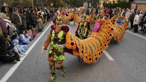 Las calles de Ponferrada se llenaron esta tarde de martes de Carnaval de alegría y color con el desfile que congregó a una veintena de grupos para disfrutar de la fiesta. Fotos: César Sánchez