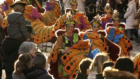 Las calles de Ponferrada se llenaron esta tarde de martes de Carnaval de alegría y color con el desfile que congregó a una veintena de grupos para disfrutar de la fiesta. Fotos: César Sánchez