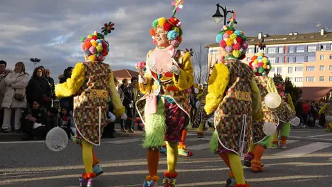 Las calles de Ponferrada se llenaron esta tarde de martes de Carnaval de alegría y color con el desfile que congregó a una veintena de grupos para disfrutar de la fiesta. Fotos: César Sánchez