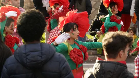 Las calles de Ponferrada se llenaron esta tarde de martes de Carnaval de alegría y color con el desfile que congregó a una veintena de grupos para disfrutar de la fiesta. Fotos: César Sánchez
