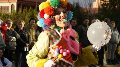 Las calles de Ponferrada se llenaron esta tarde de martes de Carnaval de alegría y color con el desfile que congregó a una veintena de grupos para disfrutar de la fiesta. Fotos: César Sánchez
