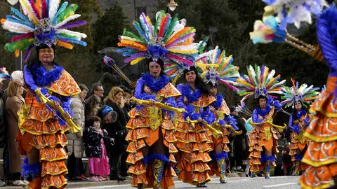 Las calles de Ponferrada se llenaron esta tarde de martes de Carnaval de alegría y color con el desfile que congregó a una veintena de grupos para disfrutar de la fiesta. Fotos: César Sánchez