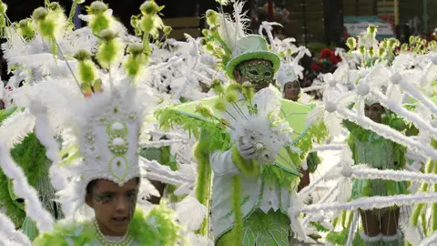 Las calles de Ponferrada se llenaron esta tarde de martes de Carnaval de alegría y color con el desfile que congregó a una veintena de grupos para disfrutar de la fiesta. Fotos: César Sánchez