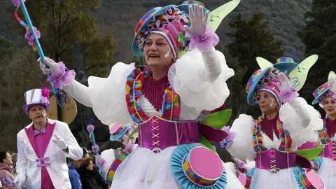 Las calles de Ponferrada se llenaron esta tarde de martes de Carnaval de alegría y color con el desfile que congregó a una veintena de grupos para disfrutar de la fiesta. Fotos: César Sánchez