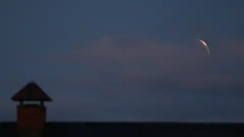 La 'luna de sangre' deslumbra el cielo de León durante el primer eclipse lunar total de 2025. (Foto: César Sánchez | Peio García)