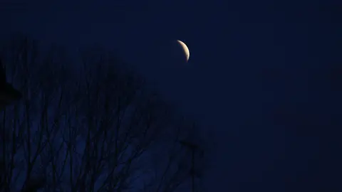 La 'luna de sangre' deslumbra el cielo de León durante el primer eclipse lunar total de 2025. (Foto: César Sánchez | Peio García)