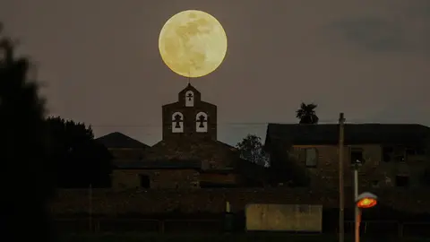 La 'luna de sangre' deslumbra el cielo de León durante el primer eclipse lunar total de 2025. (Foto: César Sánchez | Peio García)