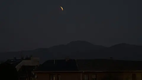 La 'luna de sangre' deslumbra el cielo de León durante el primer eclipse lunar total de 2025. (Foto: César Sánchez | Peio García)