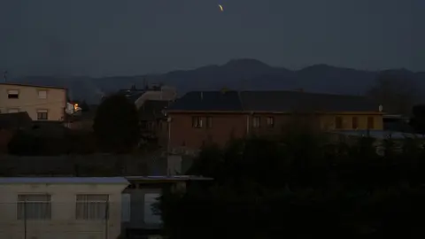 La 'luna de sangre' deslumbra el cielo de León durante el primer eclipse lunar total de 2025. (Foto: César Sánchez | Peio García)