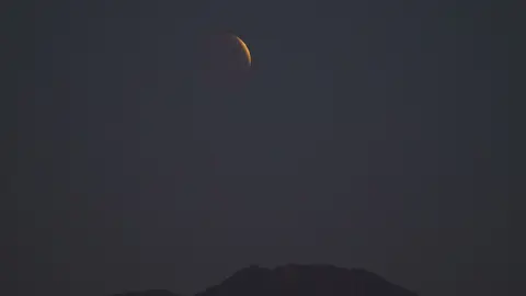 La 'luna de sangre' deslumbra el cielo de León durante el primer eclipse lunar total de 2025. (Foto: César Sánchez | Peio García)
