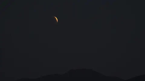 La 'luna de sangre' deslumbra el cielo de León durante el primer eclipse lunar total de 2025. (Foto: César Sánchez | Peio García)