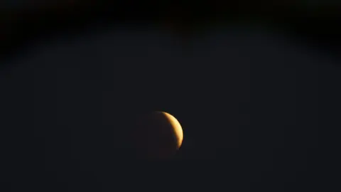 La 'luna de sangre' deslumbra el cielo de León durante el primer eclipse lunar total de 2025. (Foto: César Sánchez | Peio García)