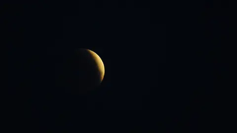 La 'luna de sangre' deslumbra el cielo de León durante el primer eclipse lunar total de 2025. (Foto: César Sánchez | Peio García)