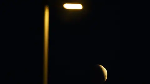 La 'luna de sangre' deslumbra el cielo de León durante el primer eclipse lunar total de 2025. (Foto: César Sánchez | Peio García)