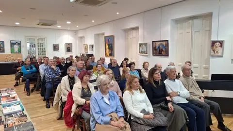 La filóloga leonesa Margarita Álvarez Rodríguez expone su conferencia 'El edadismo y su lenguaje'.