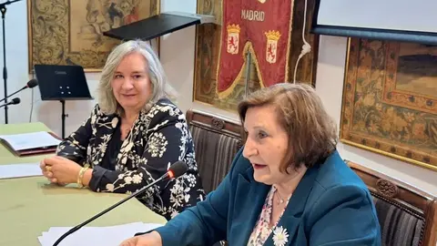 La filóloga leonesa Margarita Álvarez Rodríguez expone su conferencia 'El edadismo y su lenguaje'.