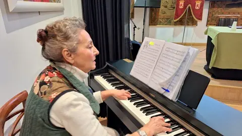 La filóloga leonesa Margarita Álvarez Rodríguez expone su conferencia 'El edadismo y su lenguaje'.