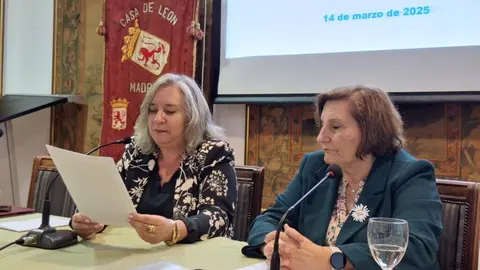 La filóloga leonesa Margarita Álvarez Rodríguez expone su conferencia 'El edadismo y su lenguaje'.