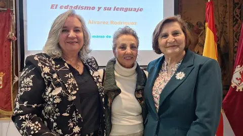 La filóloga leonesa Margarita Álvarez Rodríguez expone su conferencia 'El edadismo y su lenguaje'.