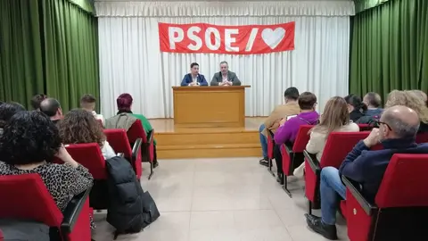 El secretario general del PSOE de León y diputado en el Congreso, Javier Alfonso Cendón, celebra un encuentro con la militancia del Bierzo en Camponaraya.