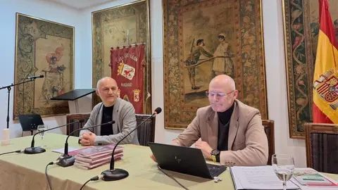 Presentación del libro 'Autonomía Leonesa. Vías legales para conseguirla' de Bernardo Luis García Angulo en la Casa de León en Madrid.