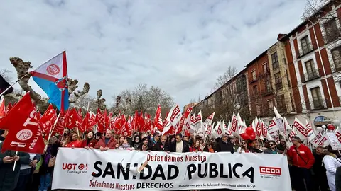 UGT y CCOO convocan una manifestación bajo el lema ‘Defendamos nuestra sanidad pública. Defendamos nuestros derechos’. Los organizadores atienden a los medios al inicio de la marcha, que finaliza en la Consejería de Sanidad. Foto: Leticia Pérez.