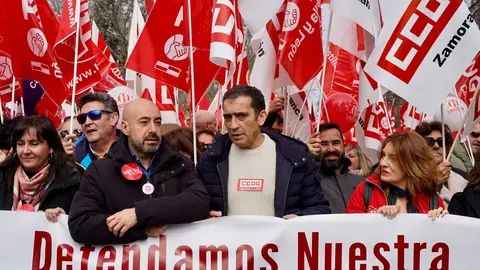UGT y CCOO convocan una manifestación bajo el lema ‘Defendamos nuestra sanidad pública. Defendamos nuestros derechos’. Los organizadores atienden a los medios al inicio de la marcha, que finaliza en la Consejería de Sanidad. Foto: Leticia Pérez.