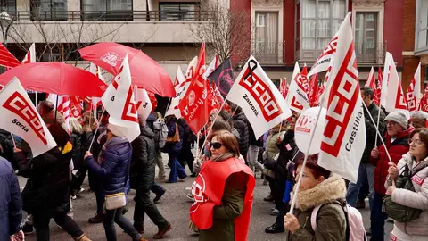 UGT y CCOO convocan una manifestación bajo el lema ‘Defendamos nuestra sanidad pública. Defendamos nuestros derechos’. Los organizadores atienden a los medios al inicio de la marcha, que finaliza en la Consejería de Sanidad. Foto: Leticia Pérez.