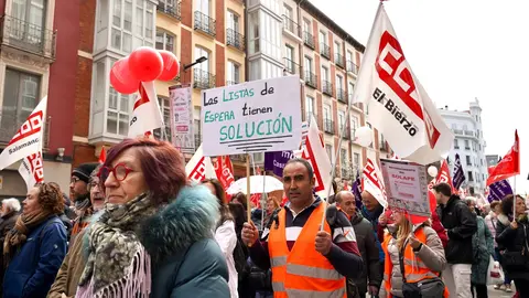 UGT y CCOO convocan una manifestación bajo el lema ‘Defendamos nuestra sanidad pública. Defendamos nuestros derechos’. Los organizadores atienden a los medios al inicio de la marcha, que finaliza en la Consejería de Sanidad. Foto: Leticia Pérez.