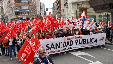 UGT y CCOO convocan una manifestación bajo el lema ‘Defendamos nuestra sanidad pública. Defendamos nuestros derechos’. Los organizadores atienden a los medios al inicio de la marcha, que finaliza en la Consejería de Sanidad. Foto: Leticia Pérez.
