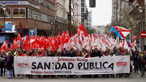 UGT y CCOO convocan una manifestación bajo el lema ‘Defendamos nuestra sanidad pública. Defendamos nuestros derechos’. Los organizadores atienden a los medios al inicio de la marcha, que finaliza en la Consejería de Sanidad. Foto: Leticia Pérez.