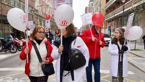 UGT y CCOO convocan una manifestación bajo el lema ‘Defendamos nuestra sanidad pública. Defendamos nuestros derechos’. Los organizadores atienden a los medios al inicio de la marcha, que finaliza en la Consejería de Sanidad. Foto: Leticia Pérez.