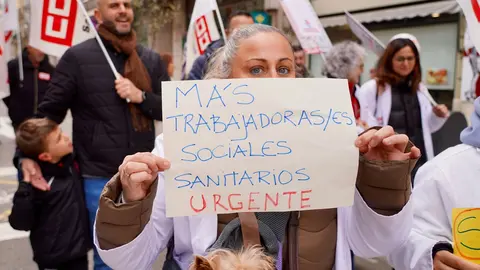 UGT y CCOO convocan una manifestación bajo el lema ‘Defendamos nuestra sanidad pública. Defendamos nuestros derechos’. Los organizadores atienden a los medios al inicio de la marcha, que finaliza en la Consejería de Sanidad. Foto: Leticia Pérez.