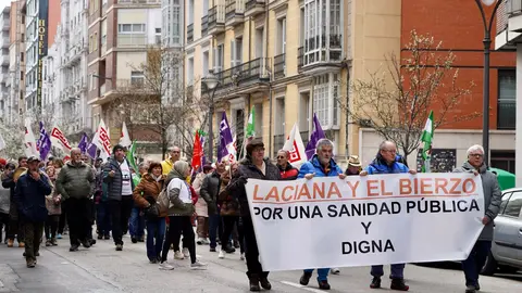UGT y CCOO convocan una manifestación bajo el lema ‘Defendamos nuestra sanidad pública. Defendamos nuestros derechos’. Los organizadores atienden a los medios al inicio de la marcha, que finaliza en la Consejería de Sanidad. Foto: Leticia Pérez.