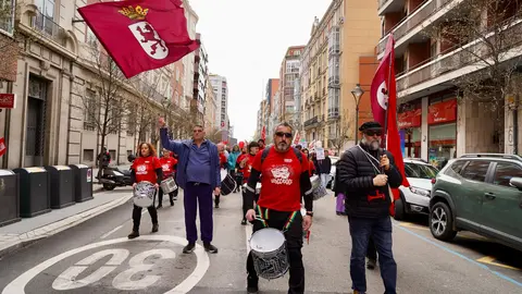 UGT y CCOO convocan una manifestación bajo el lema ‘Defendamos nuestra sanidad pública. Defendamos nuestros derechos’. Los organizadores atienden a los medios al inicio de la marcha, que finaliza en la Consejería de Sanidad. Foto: Leticia Pérez.